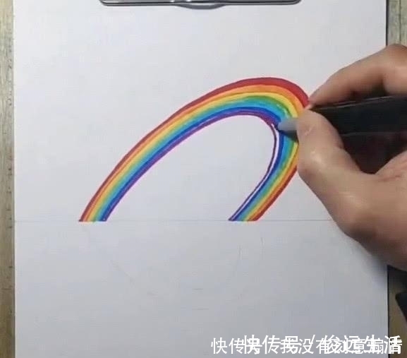 铅笔画$美术生笔记本上画彩虹,本以为是小爱心,成画后出人意料