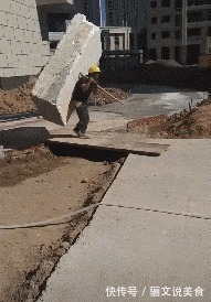 |搞笑GIF:为什么看到他摔倒,心里会莫名地舒爽呢