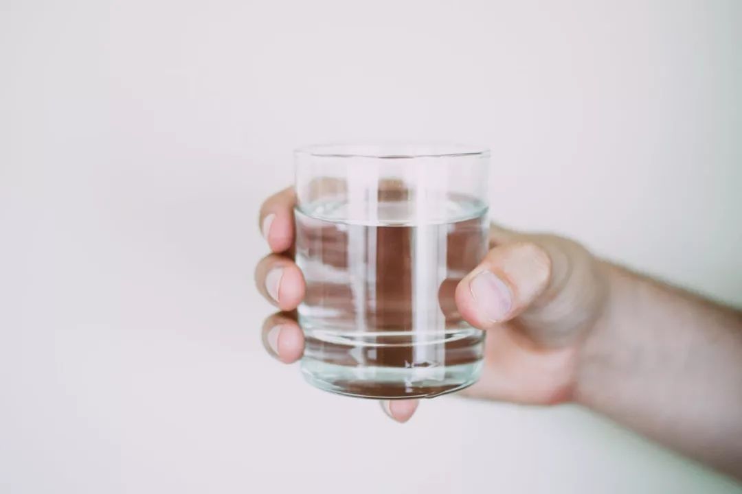 多喝水|【健康问答】多喝水和少喝水的最终变化，真的会让你大吃一惊