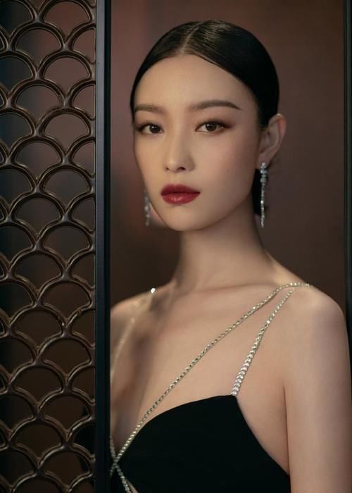 明星亲自示范：怎么戴耳环才能显脸小有气质？