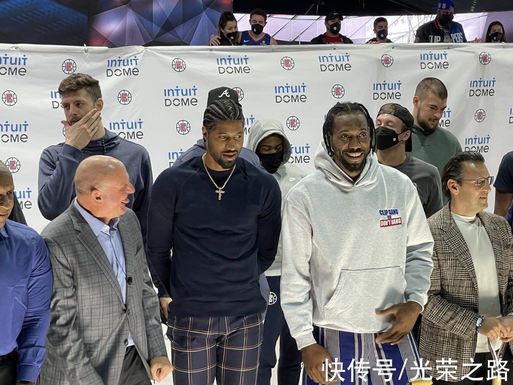 乔治|心不在焉!快船双星出席新球馆奠基仪式昏昏欲睡,詹姆斯直接笑哭