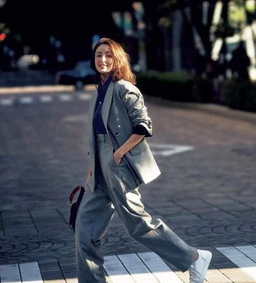 四十的女人尽量别穿大衣配打底裤，跟着日本杂志穿，时髦上档次