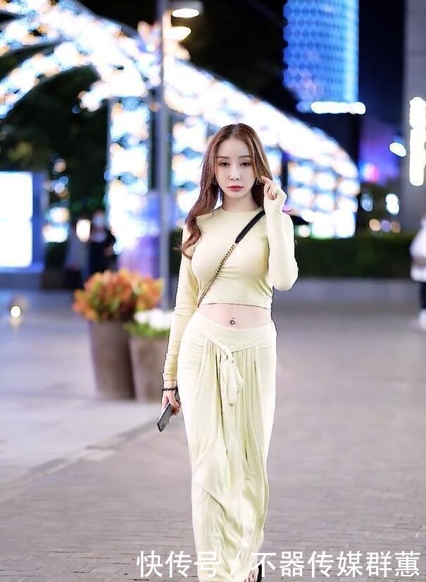 国民女神|白色斗篷西装别致优雅,搭配同系喇叭裤,展现复古式高级气场