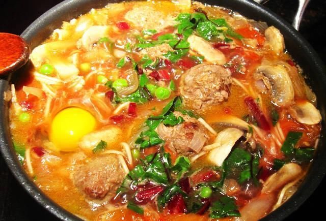 好吃|肉丸和面条一起做,原来这么好吃,我家一周吃5次,上桌汁都不剩