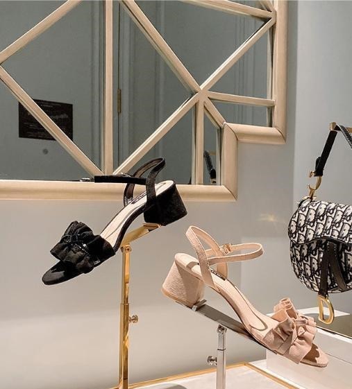 脚带 凉鞋不一定要选细跟的,粗跟不但稳健时尚还在众多细跟中脱颖而出