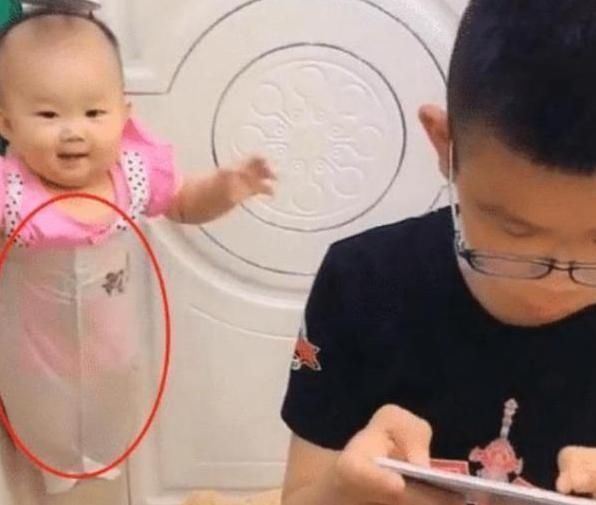 危险|“带娃鬼才”出现,舅舅为玩游戏“封印”外甥女,网友看后笑喷了