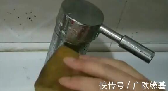 抽剩下的烟头别扔，放进水中泡一泡，这3个用途，很多家庭都需要