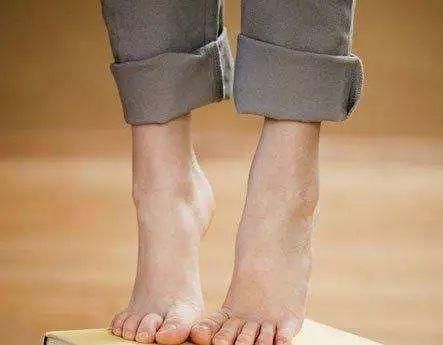 疏通|睡前这样趴10分钟,等于跑步1小时!经络疏通了,皮肤也变好了