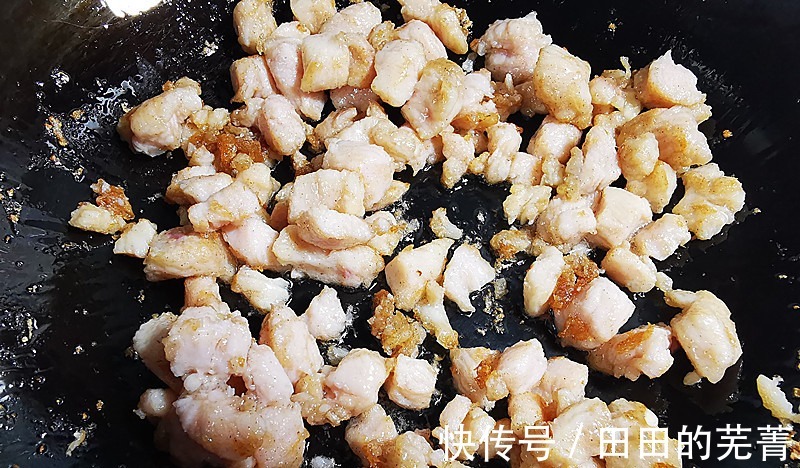 鲜香|夏季多给孩子吃鸡胸肉，低脂高蛋白，上锅一炒，鲜香滑嫩营养高！