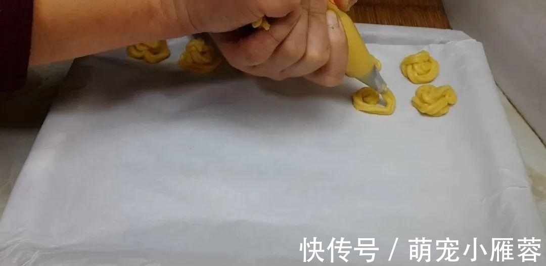 面粉不要烤面包了，教你简单一做，个个空心鼓泡，比吃蛋糕还过瘾