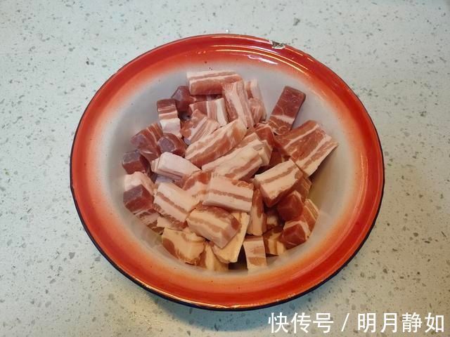 做炸酥肉,有“三样调料”不能少,酥肉金黄酥脆,咬一口满嘴香