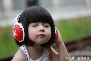 小丽|六个月大宝宝总爱摸自己头,宝妈发现后送医院,医生夸赞很及时