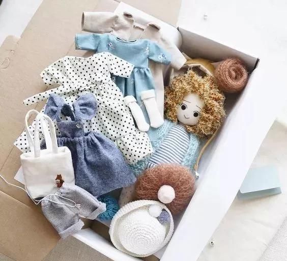 自制玩具熟练的妈妈用碎布给女儿做豪华的换装娃娃