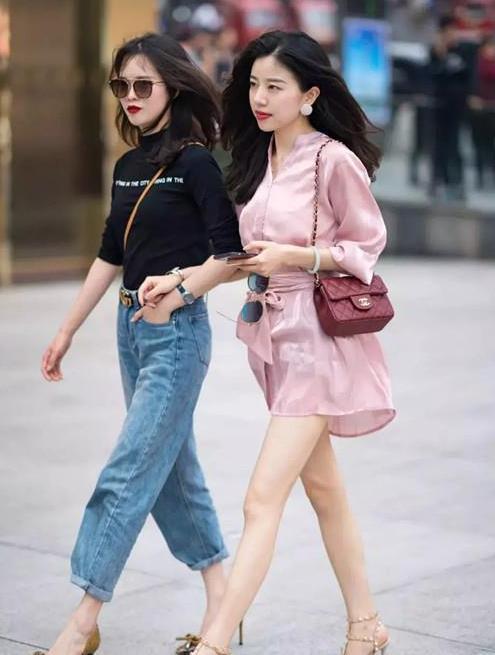 街拍:笑容甜美的小姐姐,穿着拼色外套,显得青春靓丽