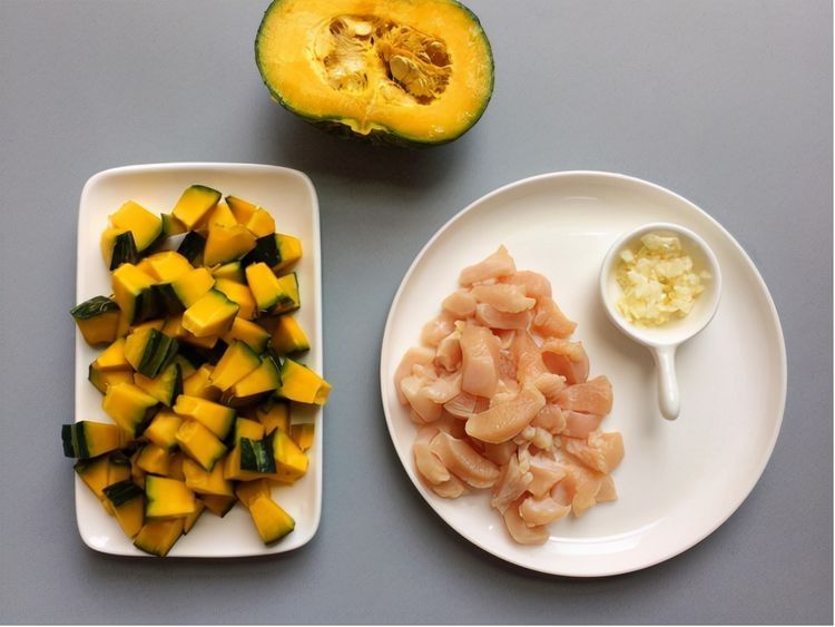 这是一道吃再多也不担心胖的菜，荤素搭配，相当低脂