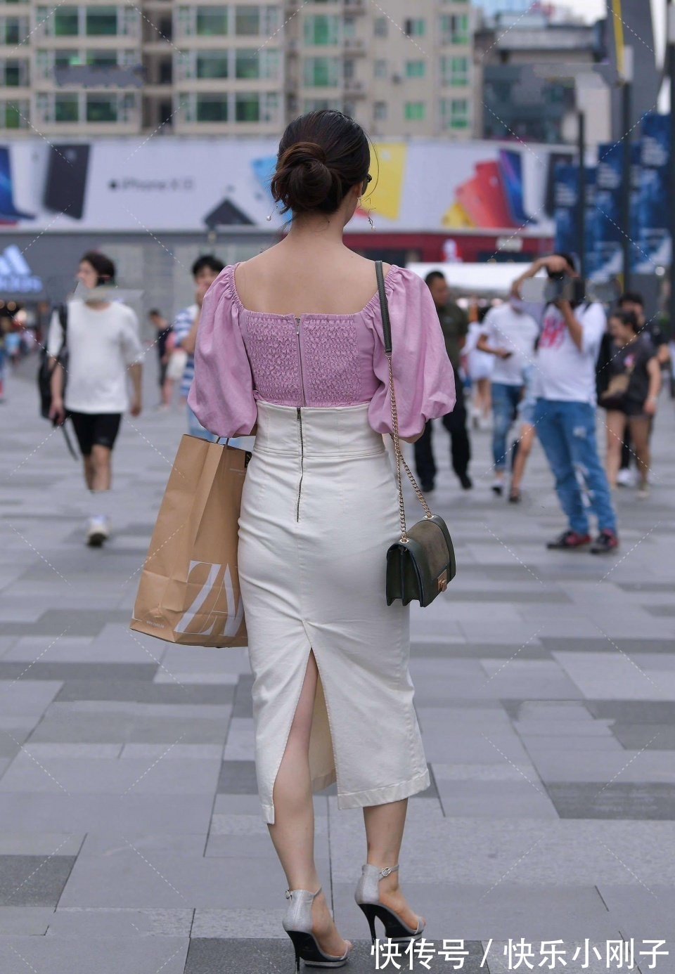 美女|高颜值美女逛街,气质与颜值的结合体,笑起来那刻仿佛春天来了