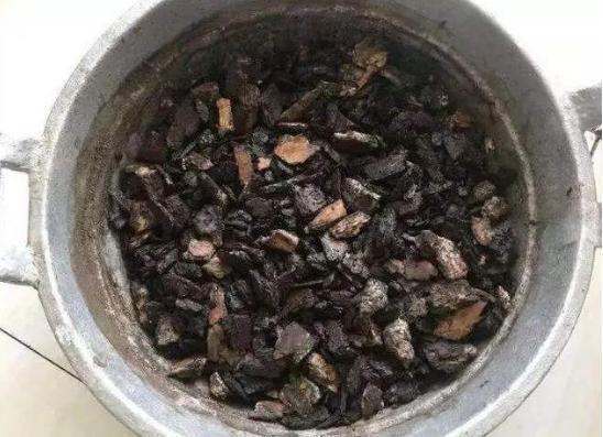 君子兰|君子兰迟迟“不开花”,埋上几块“它”,根壮叶多,开满花,喜庆