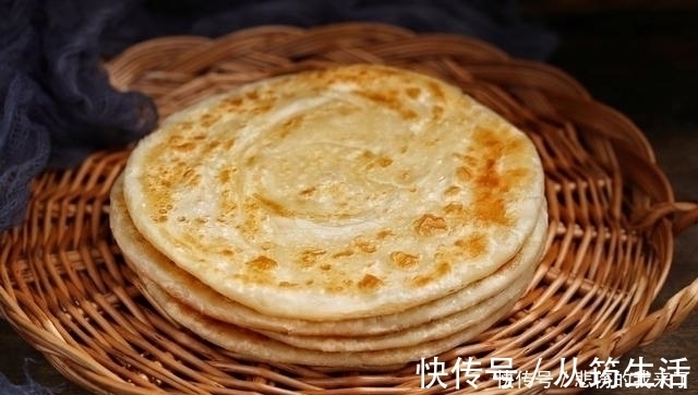 家常烙饼做法,外酥内软又筋道,比油条健康,学会可以出门摆摊了