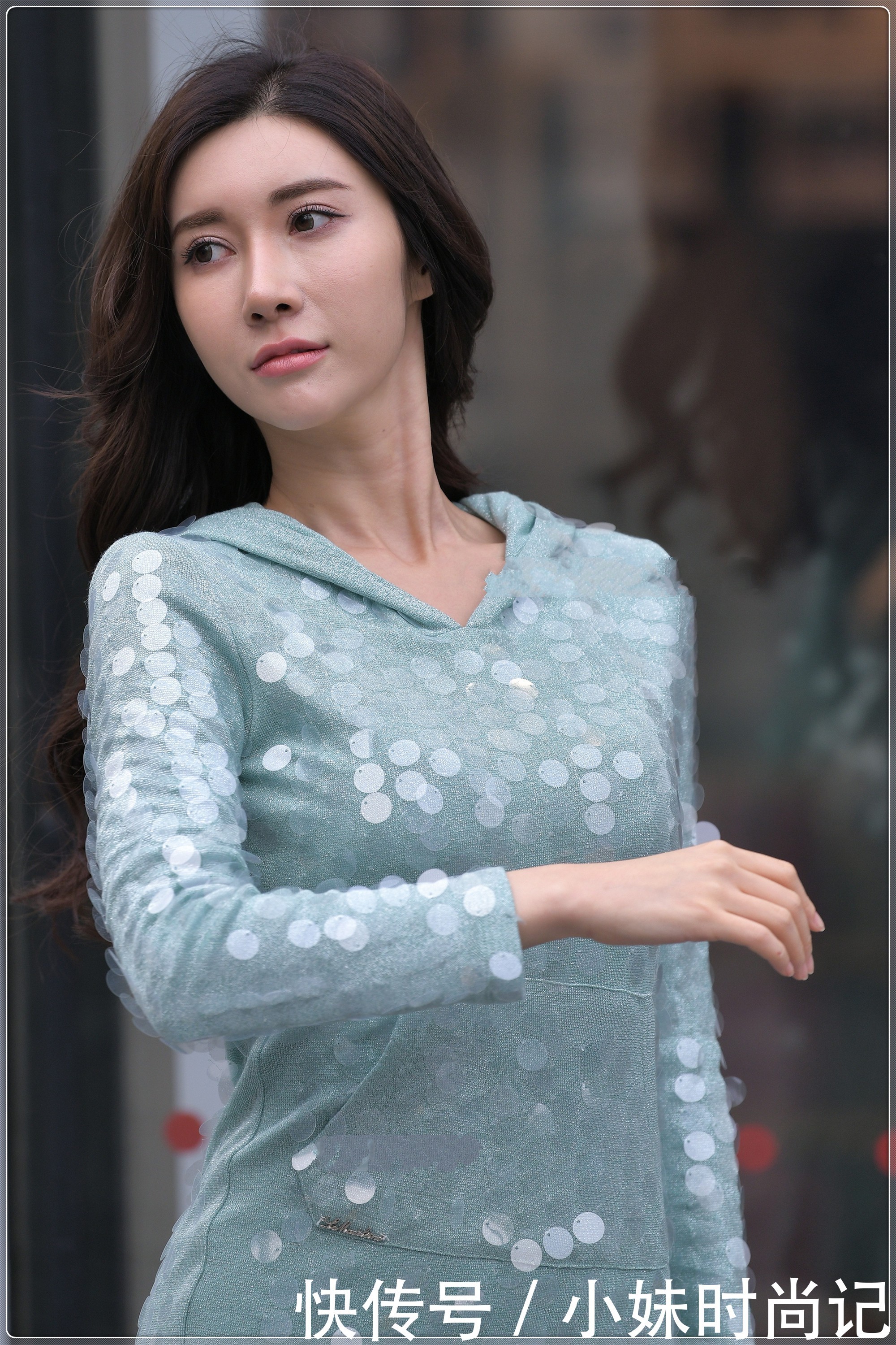 街拍美女: 淡青色亮片裙, 时尚优雅, 尽显成熟女人气质