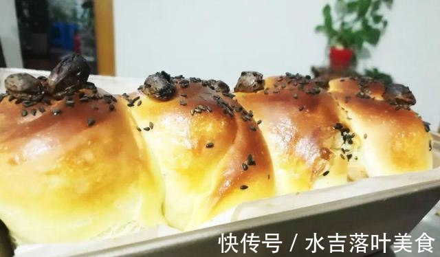 自己在家做面包，加核桃、腰果、芝麻、葡萄干、大枣等，营养十足！