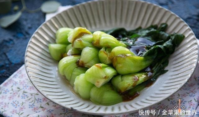 这种青菜冬天最便宜,这么做一滴油都不用,味道比炒菜还要香百倍