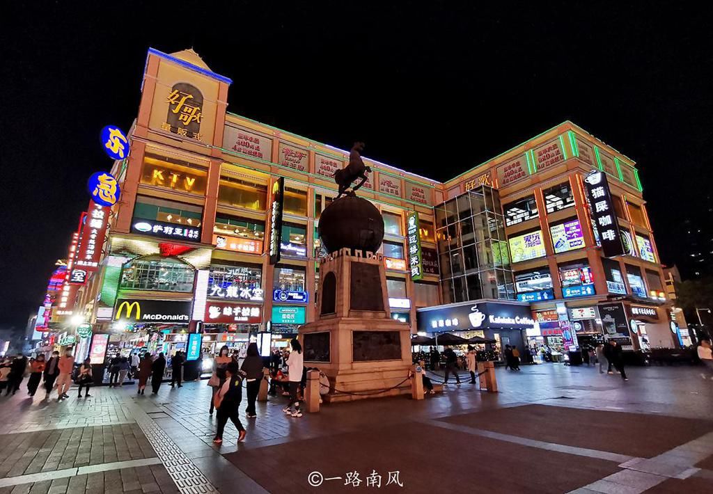 广州第一条步行街，全长超过一公里，建筑中西合璧，夜景好漂亮