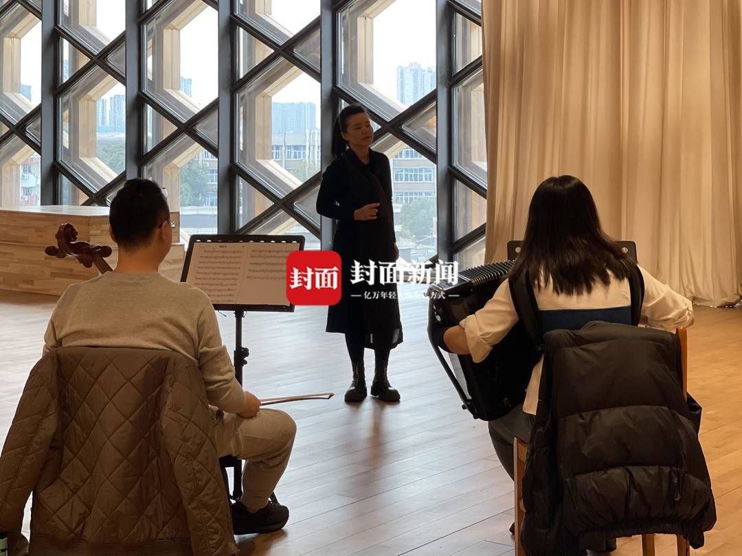 封面！龚琳娜现身成都 加紧排练古诗词音乐会