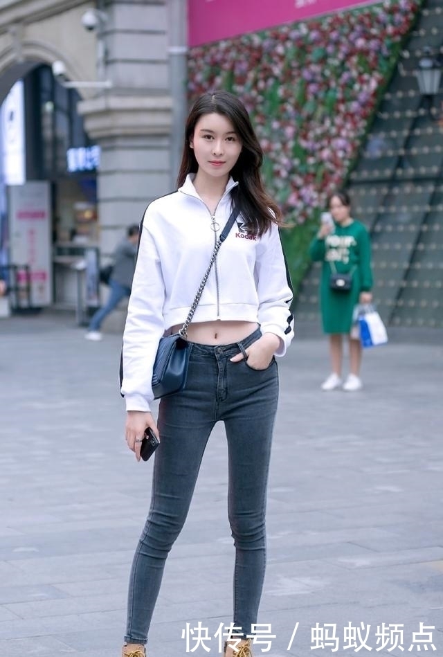 街拍:身材高挑的美女,白色一字肩上衣搭配黑色半裙,精致又漂亮