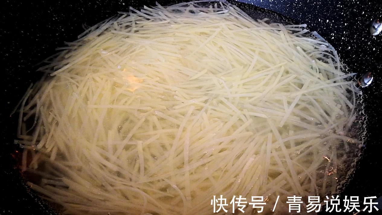 土豆不要炒着吃了，教你秘制新吃法，皮薄馅大，一上桌就被抢光