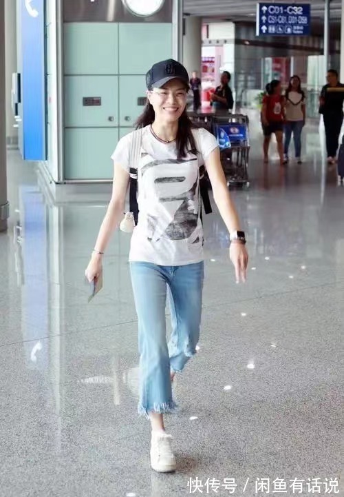 单调|吴敏霞孕后首露面,和老公同穿基础款走机场,打扮低调像邻家姐姐