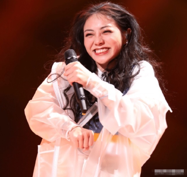 谢可寅“高中照”被疯传, 看到她素颜时的鼻子, 整没整容一目了然