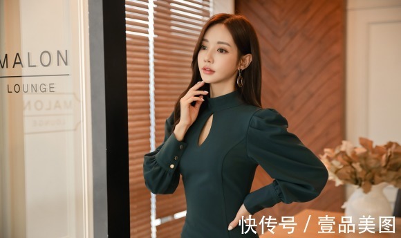 孙允珠|女神孙允珠高清时尚搭配:青黛墨痕藤蔓巴洛克名媛礼裙