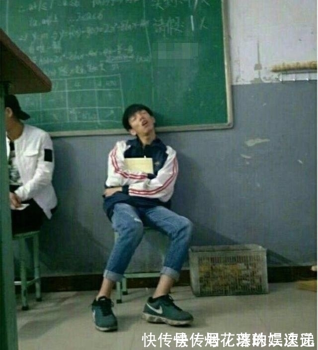 |大学时代的搞笑睡姿:睡觉能用口水把裤子洗了,堪称睡神,太逗了