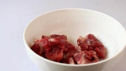 排骨别再用开水焯了,往水里放点它,血水和脏东西自动跑出来!