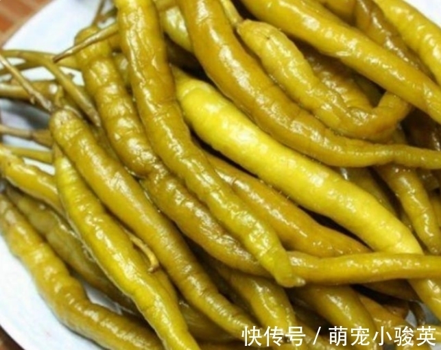 老婆把青辣椒放进坛子里,不加一滴水,10天后全家人吃“嗨”了