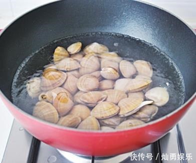 不用|蛤蜊不用炒,放入水中煮,只加盐一种调味料,肥嫩多汁,鲜到吮指