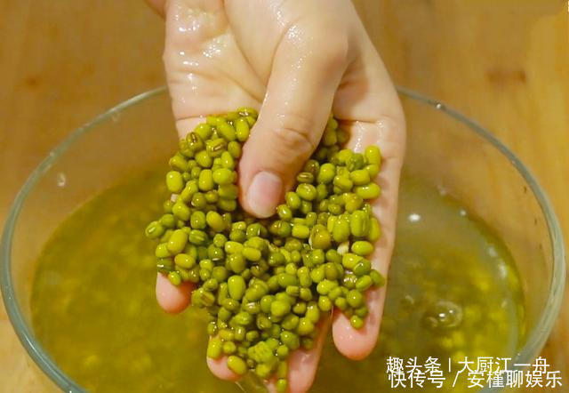  筷子|想吃绿豆糕不用买，摆摊阿姨教你在家做，筷子一搅，一次就能成功