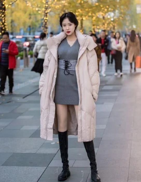 街拍：穿牛仔紧身上衣的小姐姐，笑容甜美气质典雅，非常惹人喜欢