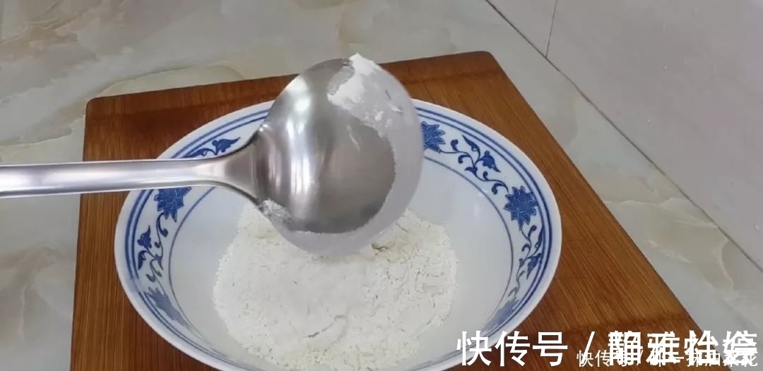 保鲜膜|早餐新吃法,面粉里加1个鸡蛋,放入冰箱冷藏,比油条麻花都好吃