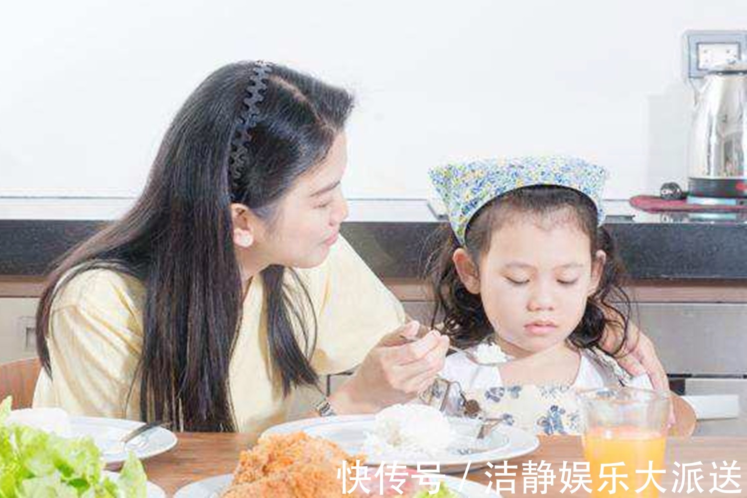 妈妈|女儿上幼儿园后长胖了,说每顿能吃两碗,看到照片后妈妈很疑惑