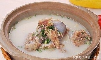 不管炖什么骨头汤, 万万不要直接加水煮, 多加1步, 汤汁奶香浓稠