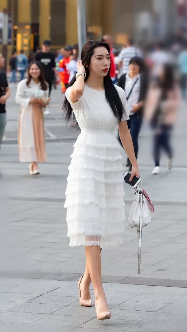 身姿|气质大方的长发美女,休闲衫搭配黑色瑜伽裤,帅气挺拔显身姿