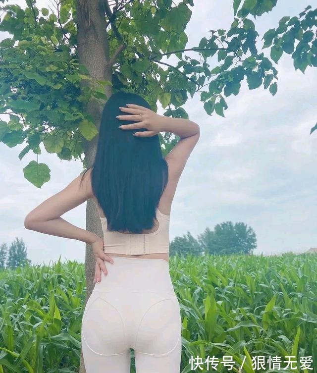 瑜伽裤 运动穿搭潮流趋势,瑜伽裤秀出曲线,出门上街时尚简单!