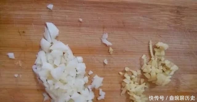 虾皮简单一炒,比大鱼大肉还好吃,鲜味十足!