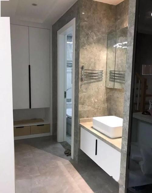 收纳|老公在厕所门口打个柜子,超实用,跟卧室一起,能装下“全世界”