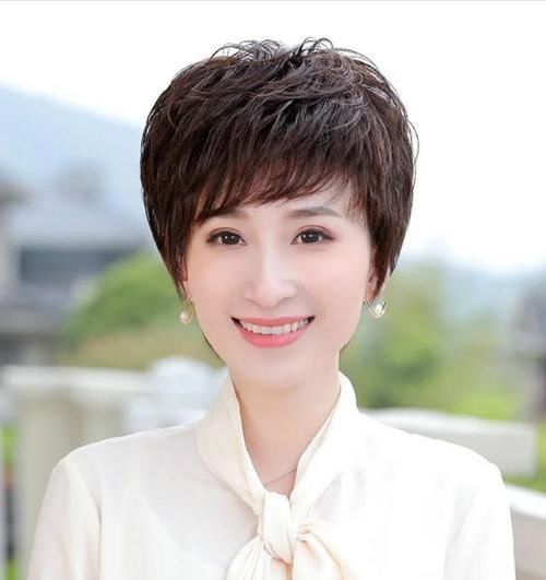 年过50的女人，留什么发型显年轻？试试这3款“短发”，减龄洋气