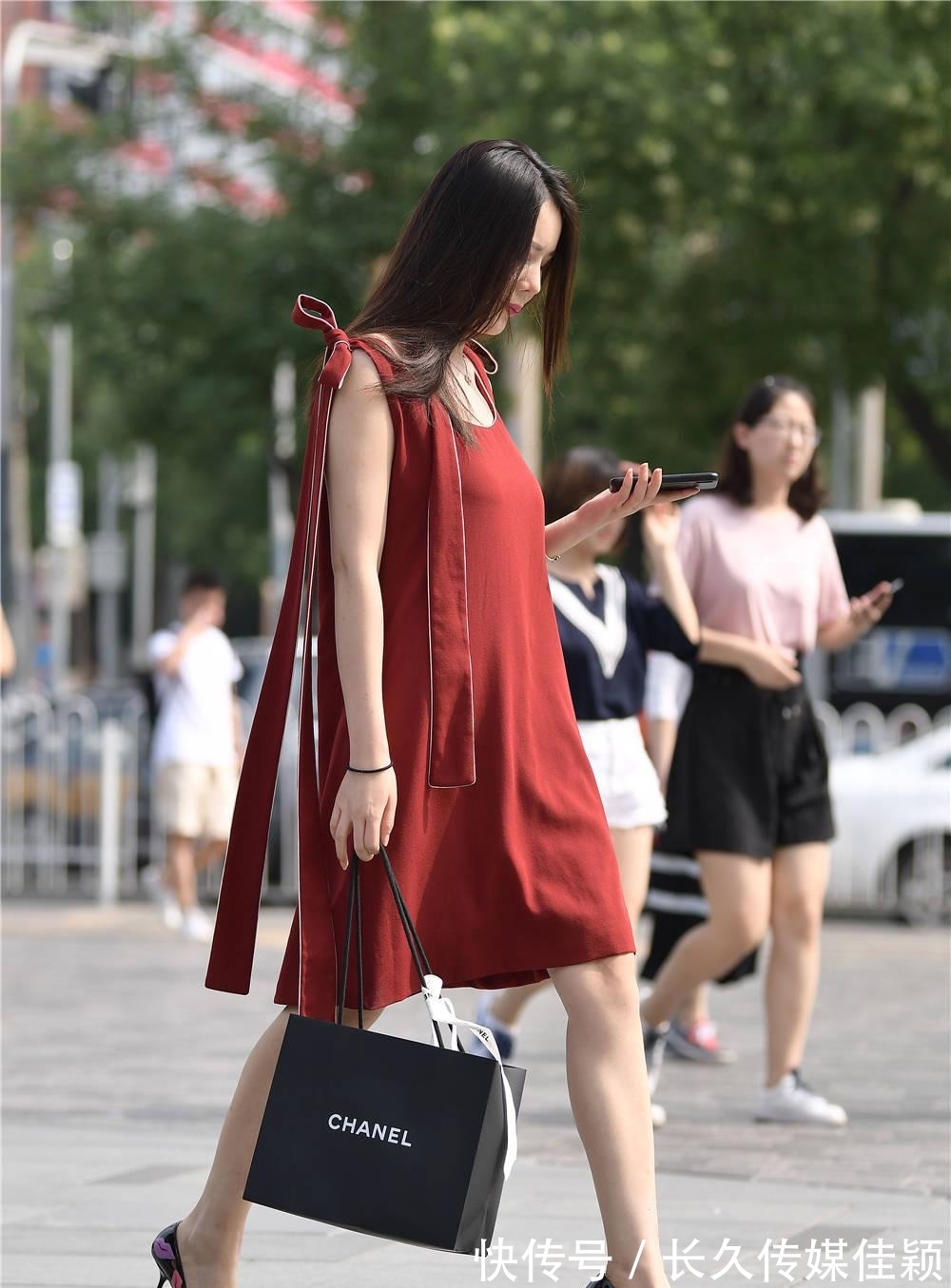 红色|红色无袖连衣裙,宽松款式,搭配高跟鞋,不挑身材又很美