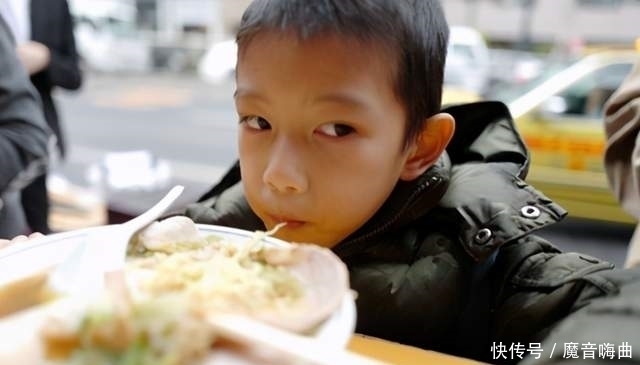 肚子|“毒面条”害了孩子?家长毫无察觉,孩子肚子饱了却没了“未来”