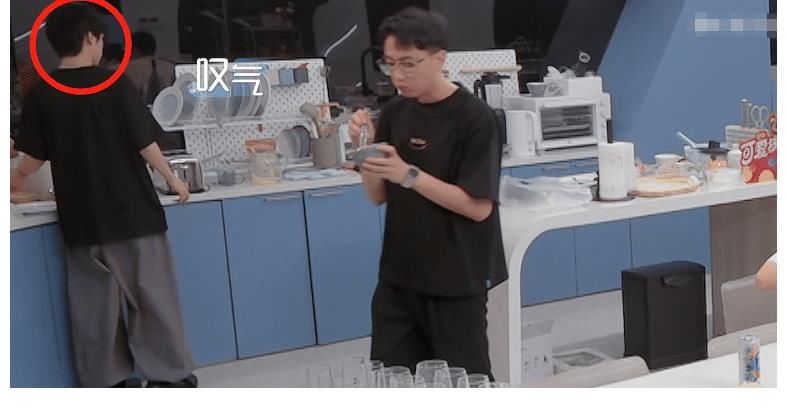 陳思銘|心動的信號4：男4表現(xiàn)欲太強，素質(zhì)堪憂，居然坐在桌子上吃飯！