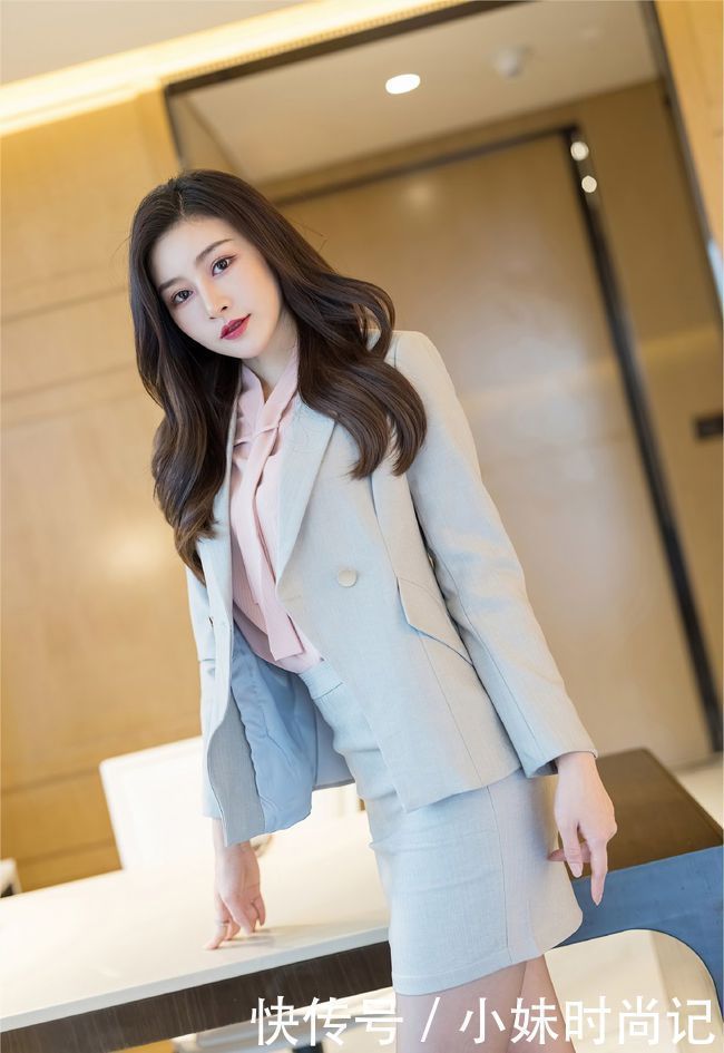 工作场所 粉红色衬衫搭配蓝色西装,带来干练而成熟的感觉,又不失去女人味